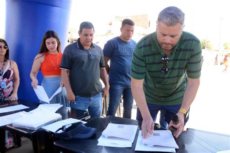 Prefeito Rodrigo Drable Entrega Termos De Posse Aos Moradores Do Bairro