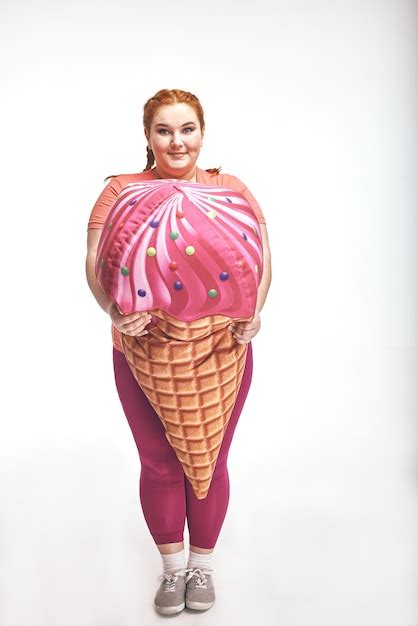 Premium Photo Brunette Chubby Woman Is Holding A Huge Ice Cream