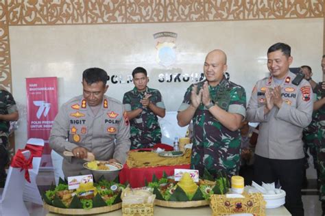 Kue Tart Dan Nasi Tumpeng Sebagai Ucapan Selamat Ulang Tahun