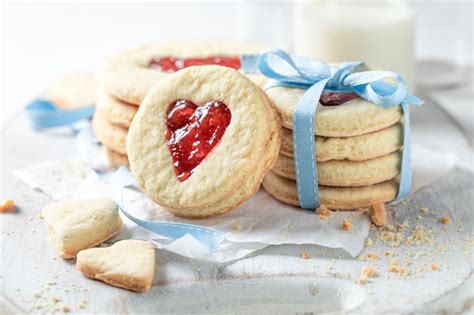 Recette facile des biscuits de Noël à la confiture les Linzer