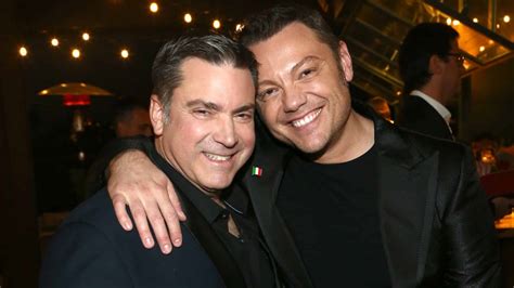 Tiziano Ferro ufficializza il divorzio con Victor Allen Non è un