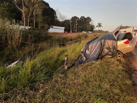 Acidente entre dois carros deixa quatro mortos e duas crianças feridas