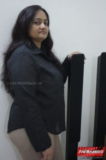 Hot Indian Gujju Bhabhis Cleavage