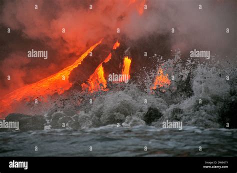 Wellen und Lava Kilauea Vulkan fließt in den Ozean Hawaii Volcanoes