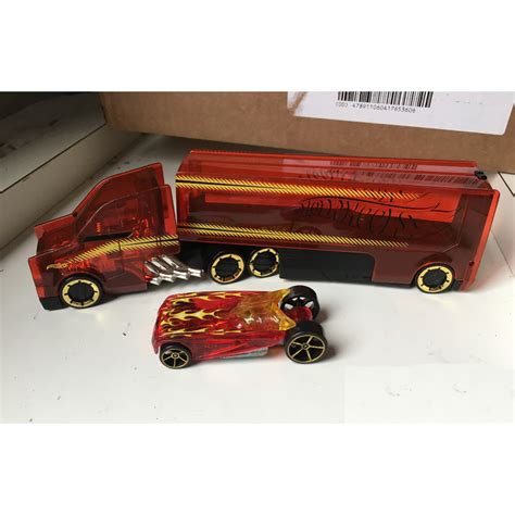 Hot Wheels caminhão carreta vermelha transparente 6 rodas e carrinho roda raiada gold dourada
