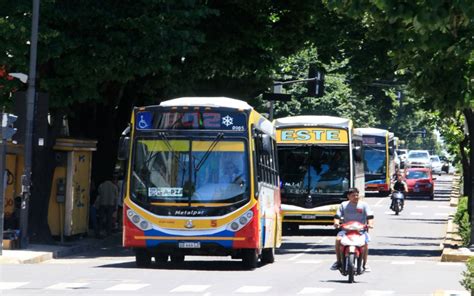 Los boletos de micros y trenes aumentarán todos los meses desde el 15