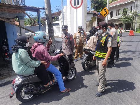 Personil Gabungan Pos Yan Nataru Bagikan Masker Pada Pengguna Jalan