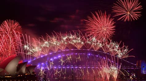 Australia Welcomes New Year With Spectacular Fireworks Neos Kosmos