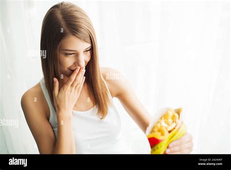 Femme Corps De Mesure Sur L Chelle De Pesage Poids Malsains Junk Food