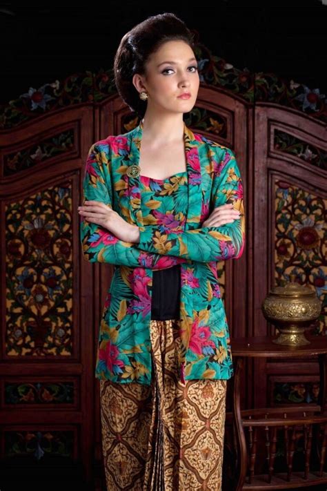 Model Kebaya Kutu Baru Modern Brokat Terbaru