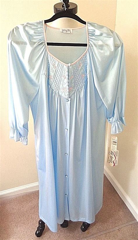 VINTAGE VANITY FAIR LINGERIE SET OF NIGHT GOWN AND RO Gem