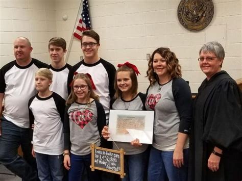 Mom Sees Sons Hands On Picture Day Breaks Down Over His Reality Newzoh