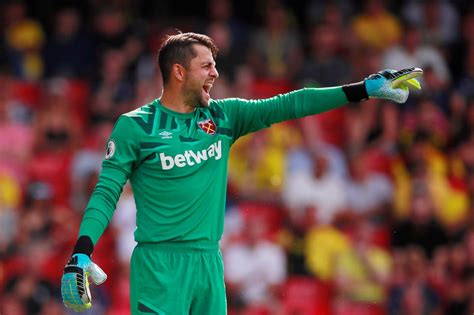 Flipboard: West Ham keeper Lukasz Fabianski provides injury update but insists he won't rush return