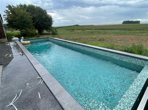 Piscine extérieure en mosaïques design