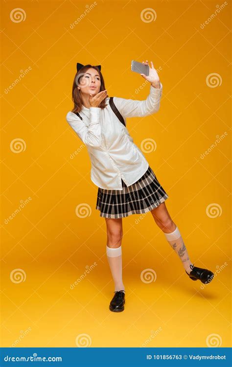 Retrato Integral De Una Colegiala Adolescente Linda En Uniforme Imagen De Archivo Imagen De