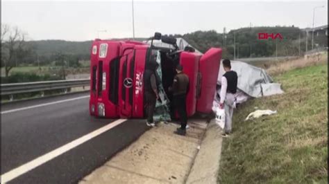 KUZEY MARMARA OTOYOLU NDA İPLİK YÜKLÜ TIR DEVRİLDİ 2 KİŞİ YARALANDI