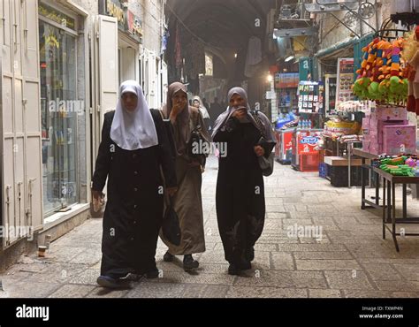 Las Mujeres Palestinas Cubrir Sus Bocas Mientras Camina En Una Niebla