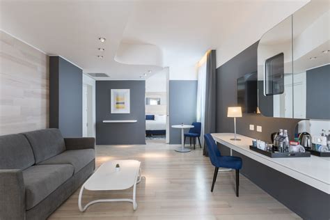 Hotel Suites: king-size bed and lounge area | voco® Milan-Fiere