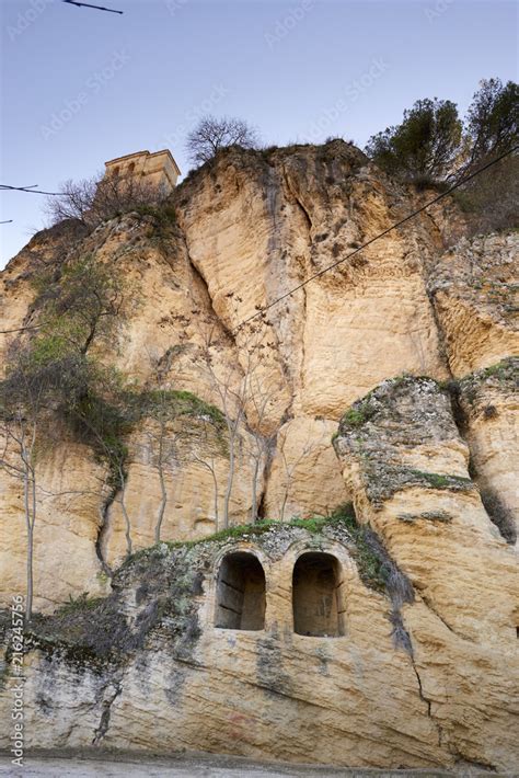 Nichos del Cementerio viejo del Castillo de Montefrío en la base del