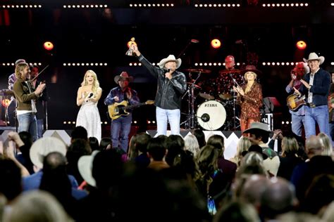 Carrie Underwood Dierks Bentley And More Pay Tribute To Alan Jackson