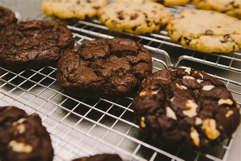 Vídeo veja como fazer um cookie triplo chocolate perfeito Metrópoles