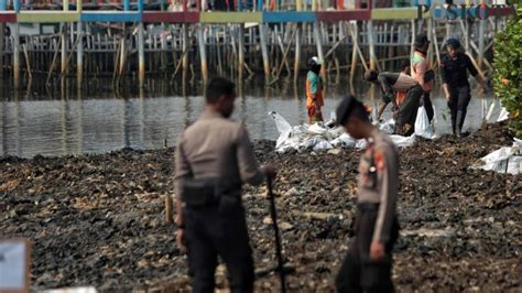 Sampah Di Pesisir Muara Angke Mulai Dibersihkan Poskota Co Id