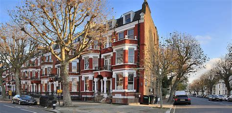 Spacious 2 bedroom flat with garden access mins to tube and shops mins