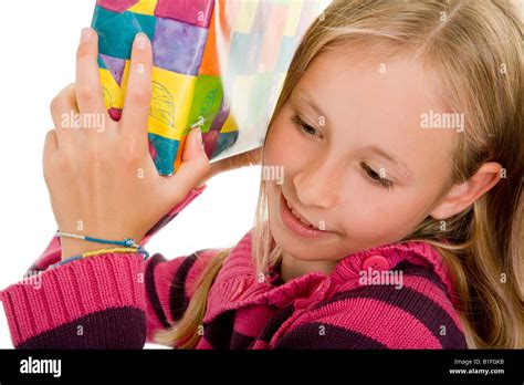 junge blonde Mädchen bekommt Geschenke an ihrem Geburtstag Stockfotografie Alamy