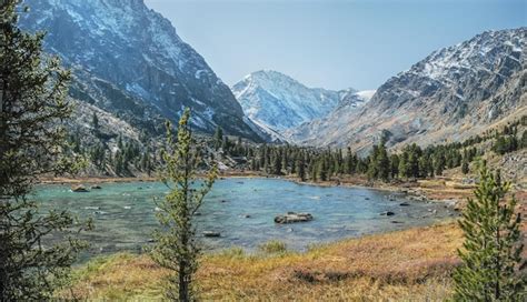 Premium Photo | Mountain lake on an autumn day