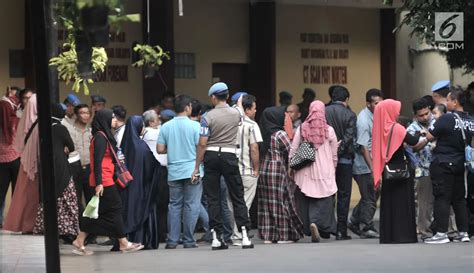 FOTO 5 Jenazah Korban Kerusuhan Mako Brimob Dibawa Keluarga Foto