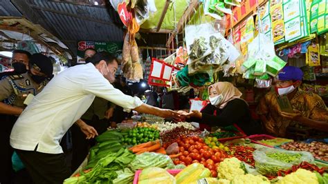 Presiden Jokowi Bagikan Bansos Di Pasar Larangan Sidoarjo