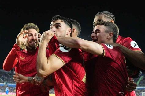 El Beso De Isaac Romero Al Escudo Del Sevilla FC Tras Marcar Su Gol Al