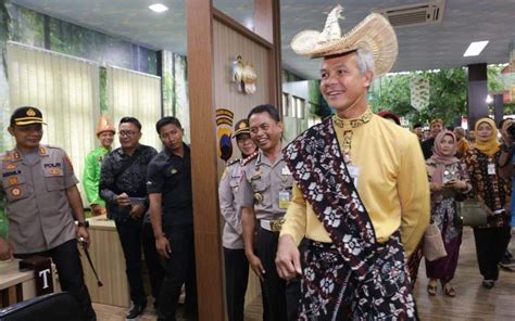 Pakai Tii Langga Gubernur Ganjar Pranowo Resmikan Mall Pelayanan