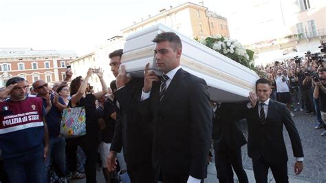 In Centinaia Ai Funerali Di Nadia Toffa Foto Tgcom24