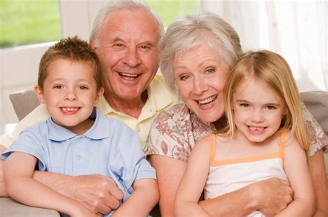 Los niños que crecen con sus abuelos son más felices