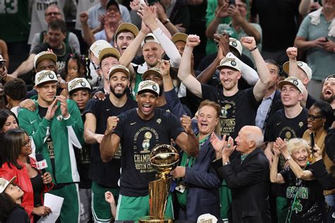 Los Celtics aplastan a los Mavericks y logran su título 18 récord de