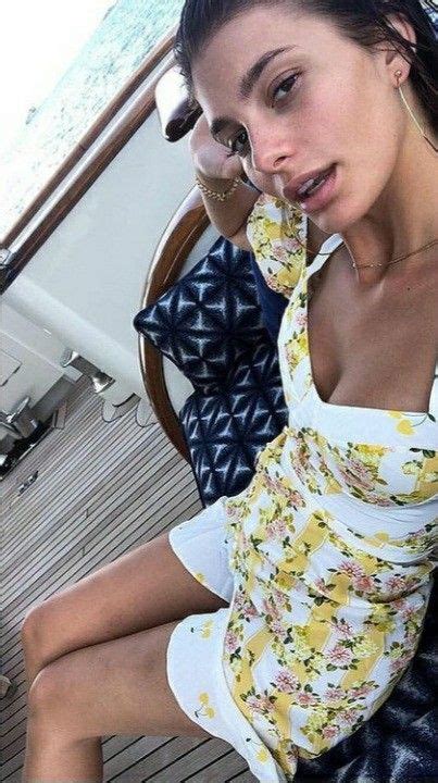 Pin De Babyj Em Fashion Inspo Camila Morrone Rosto Perfeito Vestidos