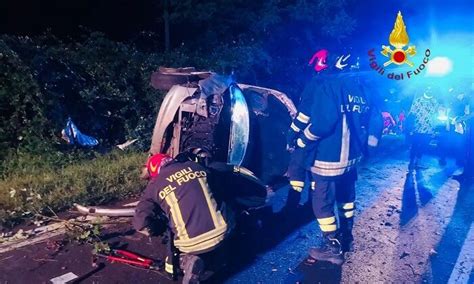 Scontro Tra Due Auto A Valdilana Tre Persone Trasportate Al Pronto