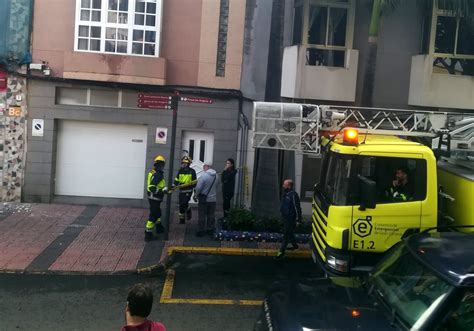 LOS BOMBEROS TIENEN QUE INTERVENIR POR LA CAÍDA DE CASCOTES EN UN