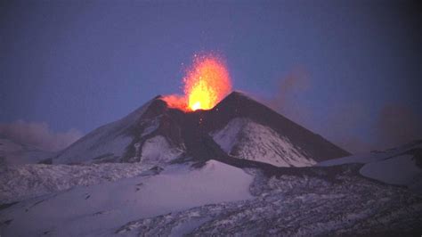 Schneebedeckter Tna Spuckt Lava In Den Nachthimmel Pilatustoday