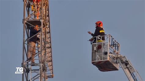 Uomo Minaccia Di Lanciarsi Da Una Gru A Foggia Salvato Norba Online