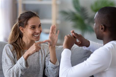 Conheça a importância de aprender a língua de sinais