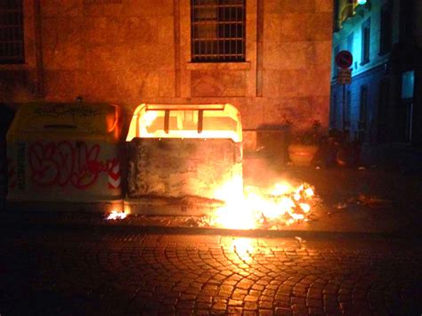 Cassonetti In Fiamme In Via Toledo Teppisti O Camorra Vesuvio Live