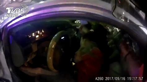 男子開車載妻兒拒檢！撞警逃逸 警開8槍逮人│撞警察│拒絕盤查│開槍│tvbs新聞網