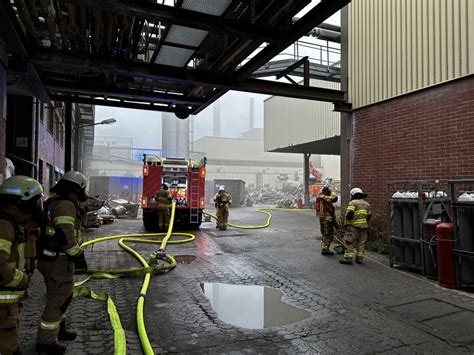 Feuer auf ehemaligem Zanders Gelände sorgt für Großeinsatz der