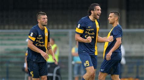 Toni schießt Verona zum Sieg gegen Milan UEFA