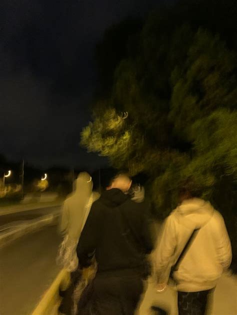 Night walk | Photographie d'ami, Photo profil, Photo mec
