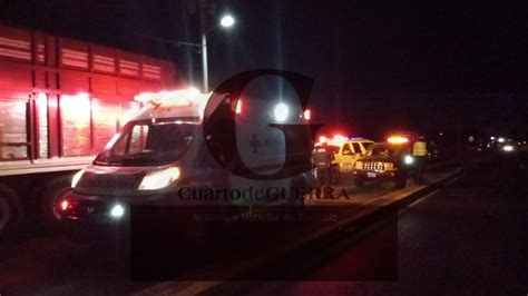 Tres personas heridas por choque entre un camión y una camioneta en la