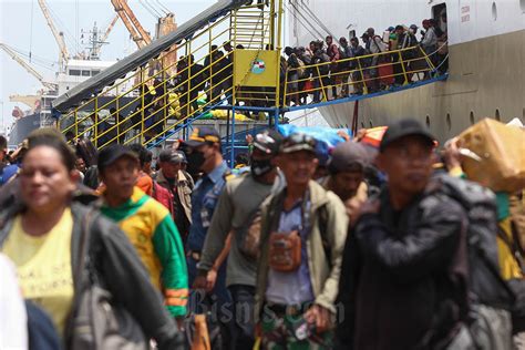 Pemudik Di Pelabuhan Tanjung Perak Surabaya