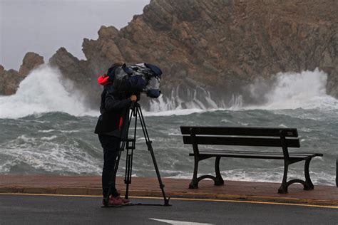 Heftige Windböen peitschen das Meer auf